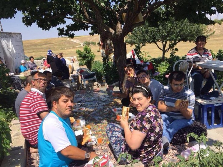 Özel insanlar piknikte buluştu