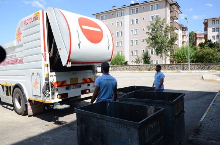 Palandöken Belediyesi, çöp konteyneri yıkama ve dezenfekte aracını hizmete soktu