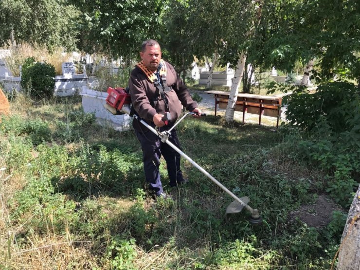 Sarıkamış’ta mezarlıkların otları temizleniyor