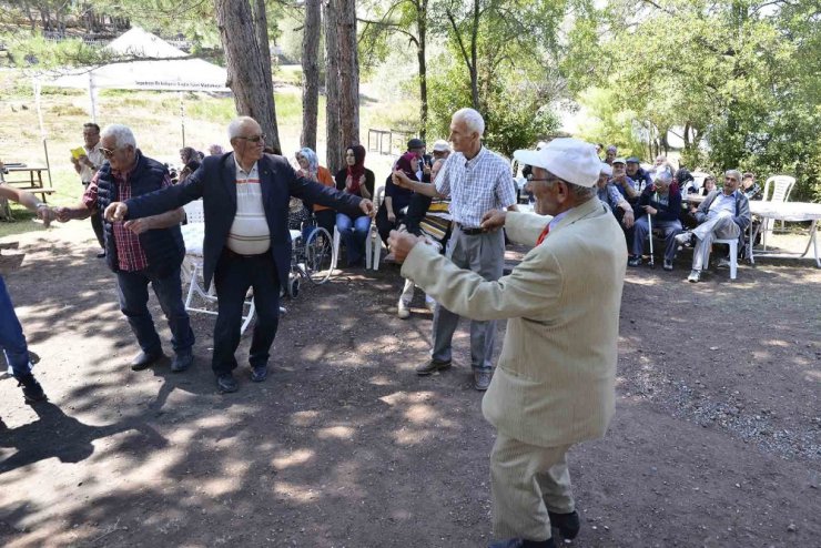 TEBEV yaşlıları hayata bağlamaya devam ediyor