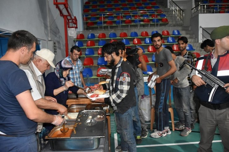 Tosya’da yakalan göçmenler Spor salonunda tutuluyor