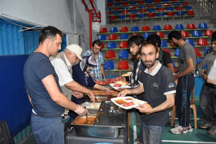 Tosya’da yakalan göçmenler Spor salonunda tutuluyor