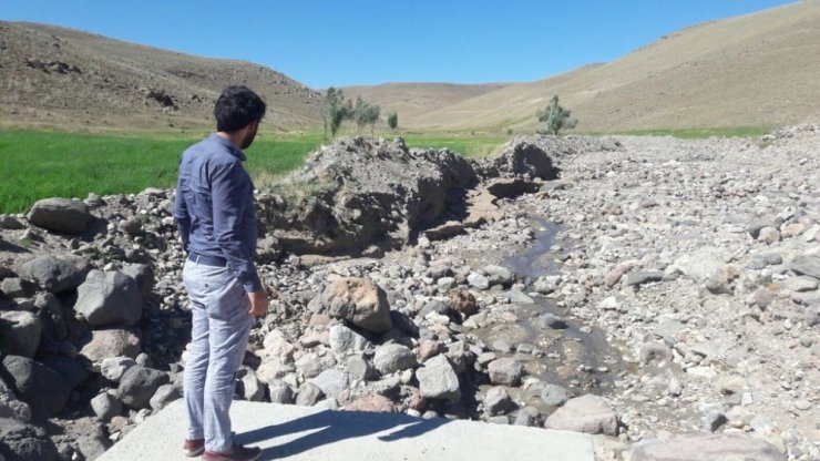 Çaldıran’da selden dolayı tahrip olan yol, menfez ve köprüler onarılıyor