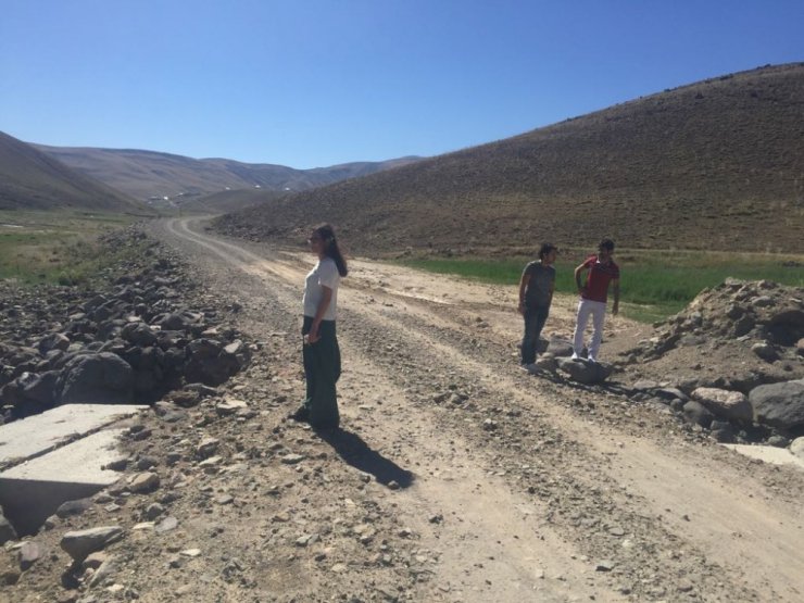 Çaldıran’da selden dolayı tahrip olan yol, menfez ve köprüler onarılıyor