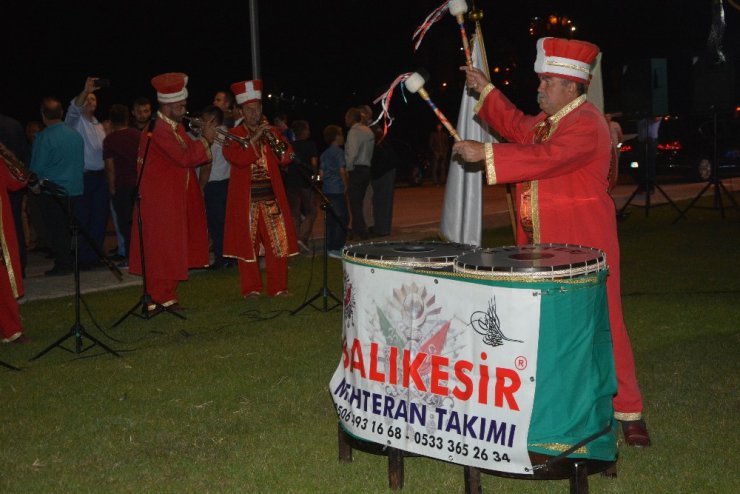 Kadınların omzunda mehter eşliğinde şehre girdi