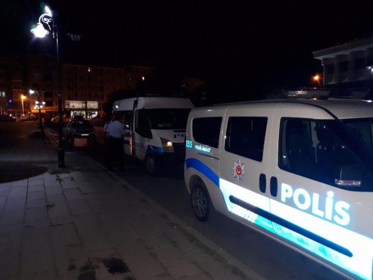 Gece yerde uyuyan göçmenlere polis sahip çıktı