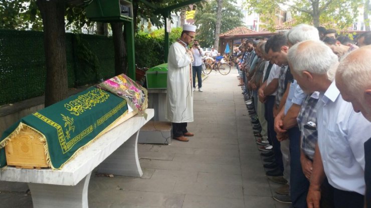 Tren üzerinde özçekim yaparken akımına kapılan genç hayatını kaybetti