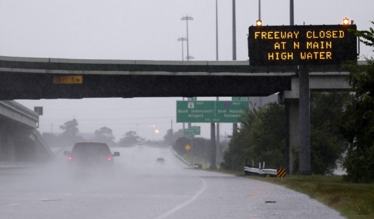 Houston kenti sular altında kaldı