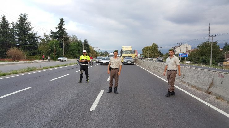 Tırın lastikleri alev alev yandı, D-100’de trafik durdu