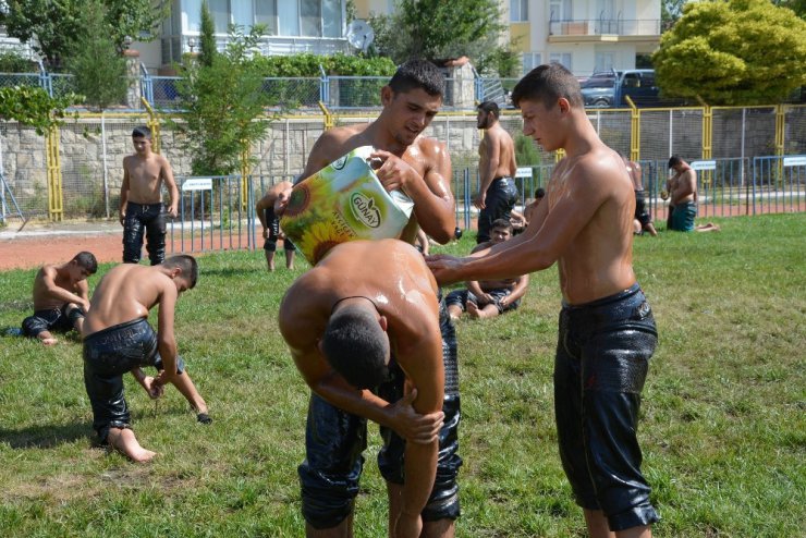 Korkuteli güreş takımı Altın Kiraz Yağlı Pehlivan Güreşleri’ne hazırlanıyor