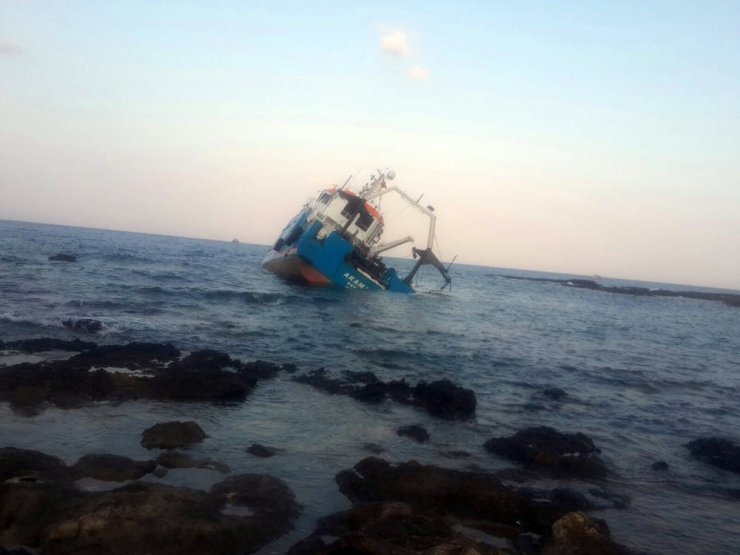 İskenderun Körfezi’nde karaya oturan gemi