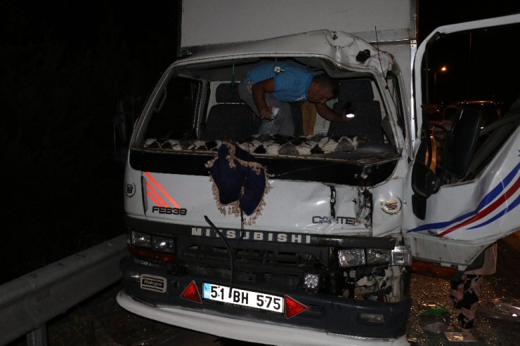 Mobilya yüklü kamyon TIR’a arkadan çarptı:1 yaralı