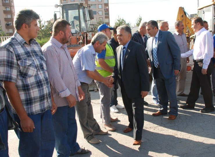 Belediye işçileri bayram öncesinde maaşları ile birlikte 3. dönem ikramiyelerini de aldı