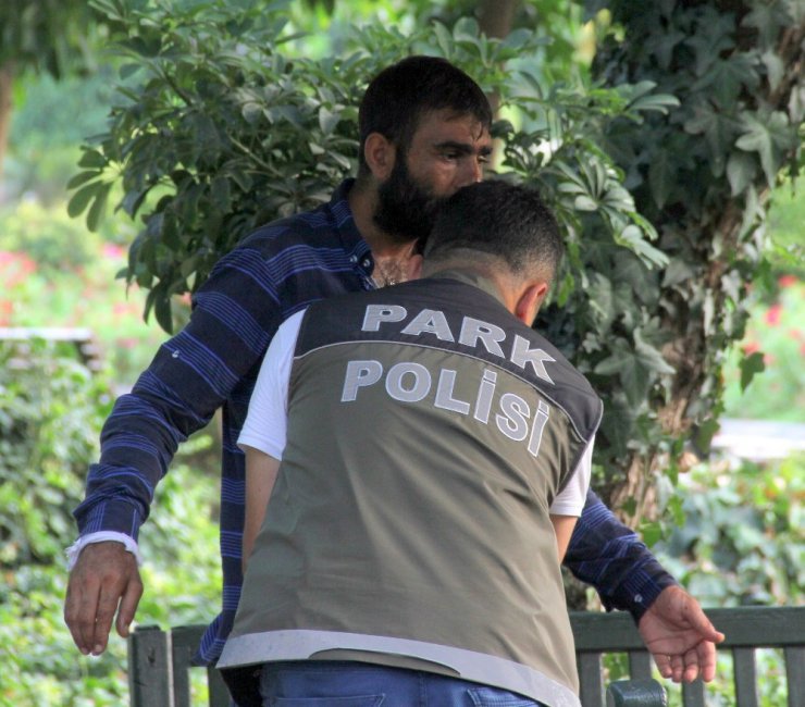 Kadın avukata tehditle gül sattılar, park polisine yakalandılar