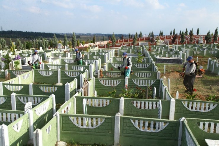 Sakarya’da mezarlıklar bayrama hazır