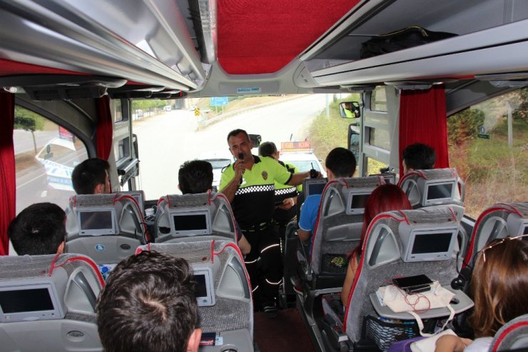 Samsun polisi ’emniyet kemeri’ için durdurdu