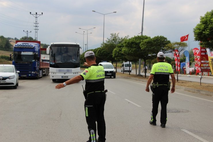 Samsun polisi ’emniyet kemeri’ için durdurdu