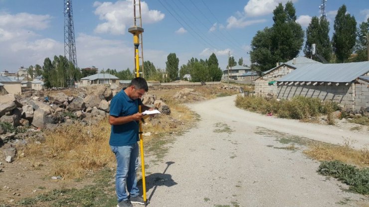 Çaldıran’da alt yapı çalışmaları devam ediyor