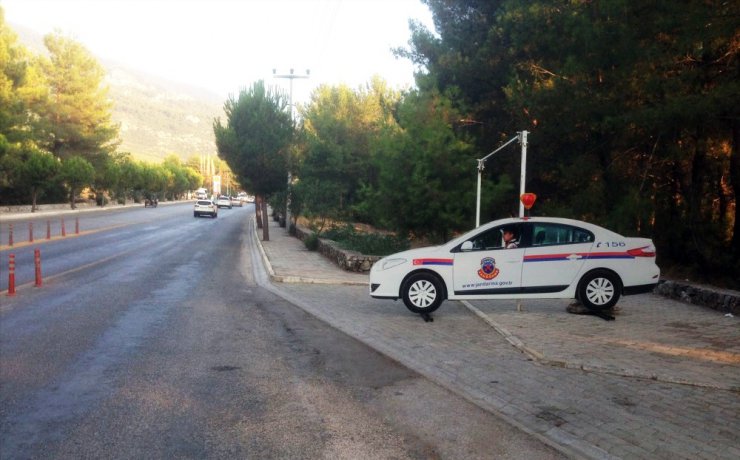 Tatilcileri jandarma ve polis maketleri karşılıyor