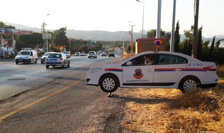 Tatilcileri jandarma ve polis maketleri karşılıyor