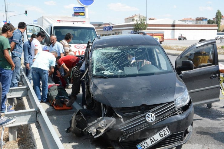 Lastiği patlayan kamyonet kaza yaptı: 4 yaralı