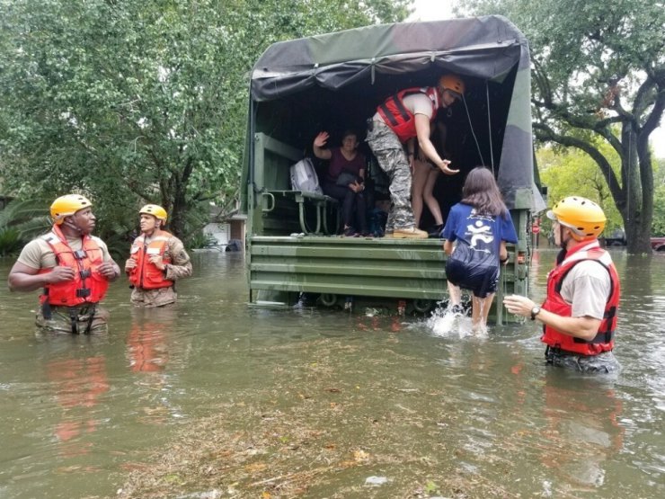 Houston’da mahsur kalan 2 bin kişi kurtarıldı