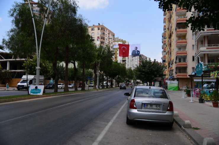 Adana bayraklarla donatıldı