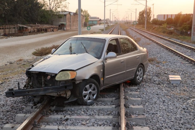 Tren otomobile çarptı, sürücü şans eseri kurtuldu