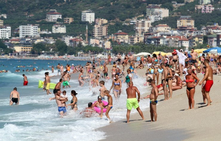 Alanya’da plajlar tıklım tıklım