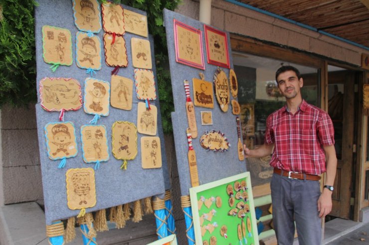 Atanamayınca el sanatlarına yöneldi