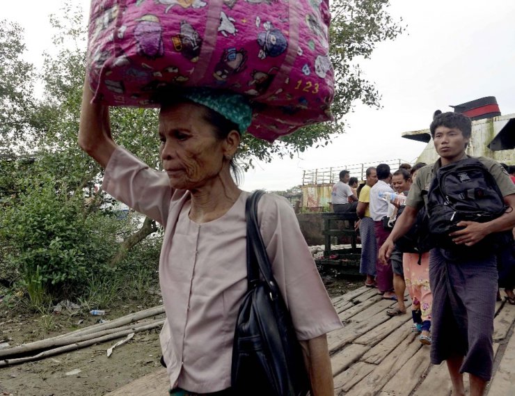 Binlerce Rohingyalı Müslüman, Bangladeş sınırında bekliyor