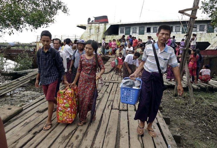 Binlerce Rohingyalı Müslüman, Bangladeş sınırında bekliyor