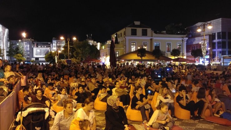 Açık havada sinemaya yoğun ilgi