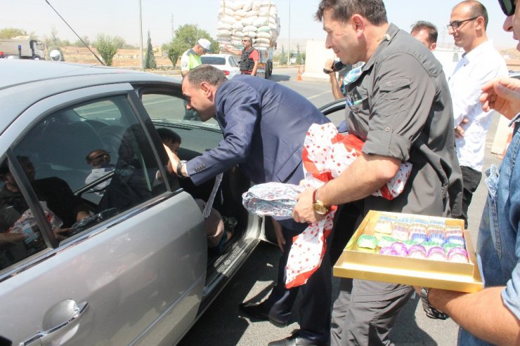 Vali Kaldırım hem çikolata ikram etti, hem de vatandaşları uyardı