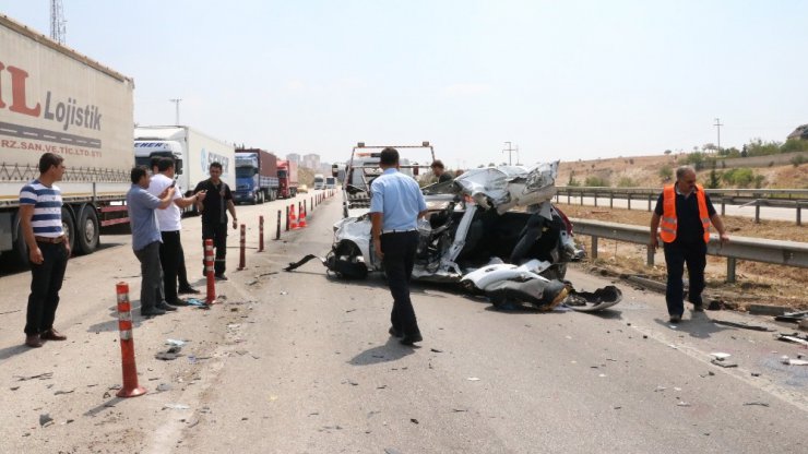 Tır otomobili biçti: 2 ağır yaralı