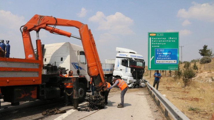 Tır otomobili biçti: 2 ağır yaralı