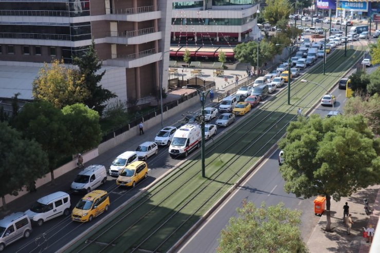 Hasta taşıyan ambulans, bayram trafiğine yakalandı