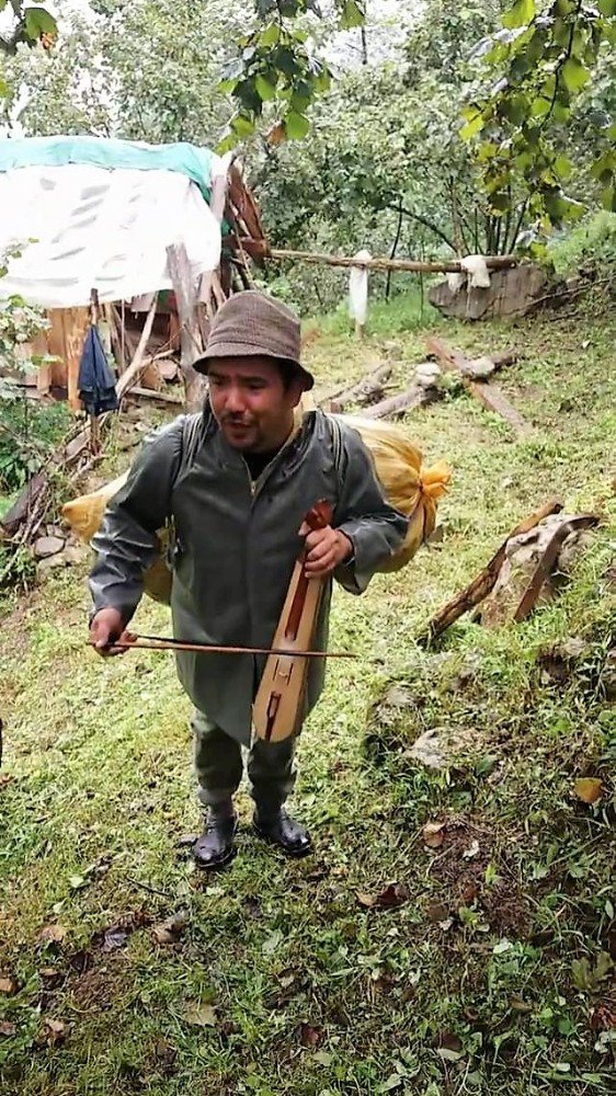 Fındık fiyatına tepkisini kemençeli manilerle dile getirdi