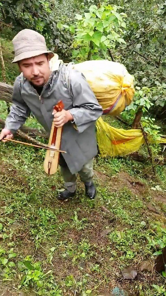 Fındık fiyatına tepkisini kemençeli manilerle dile getirdi