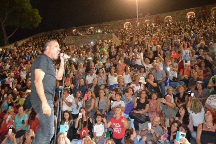 Haluk Levent çam fidanlarının arasından 10 binlere seslendi