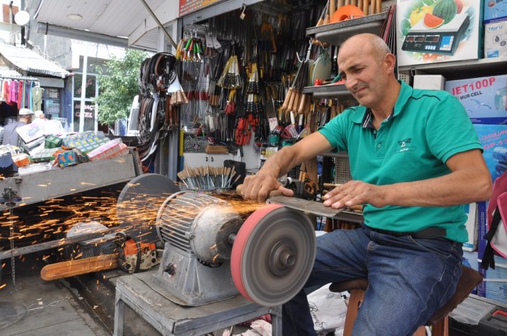 Kars’ta bıçaklar kurban için bileniyor