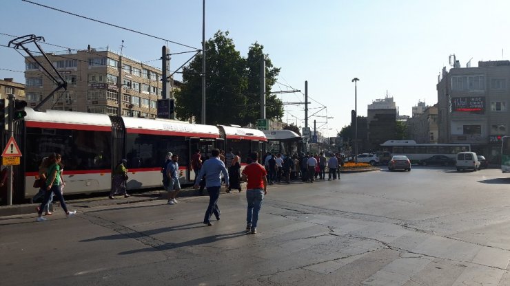 Tramvay otomobile çarptı, trafik aksadı