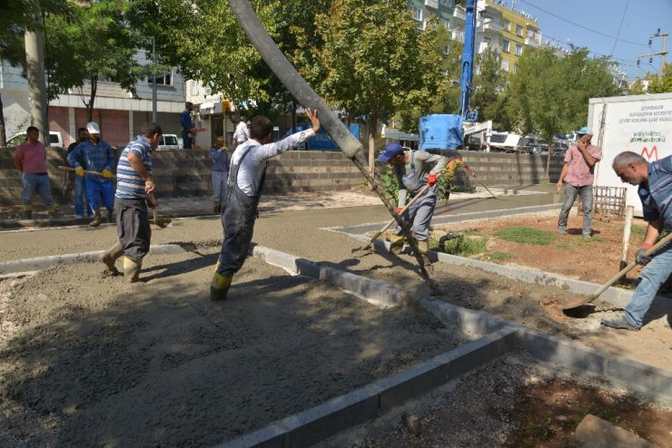 Belediye ekipleri eskiyen ve kırılan çocuk oyun gruplarını değiştiriyor