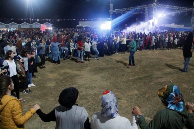 Kafkas Yaz Şenlikleri’nin finali horonla yapıldı