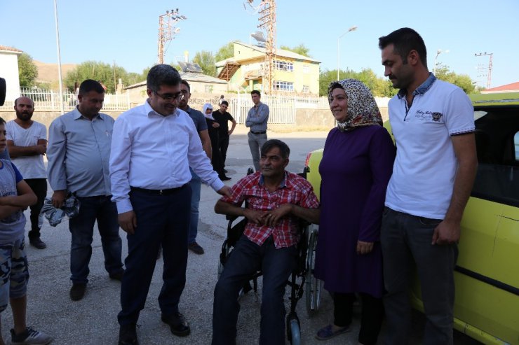 Kaymakam Çetin’den engelli vatandaşa tekerlekli sandalye