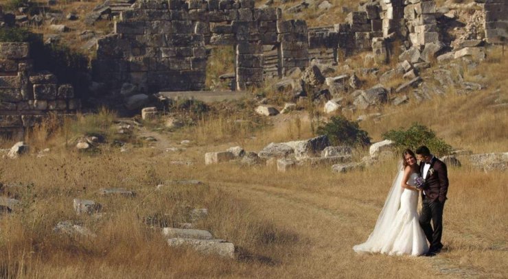 Aizonai Antik Kenti’nde düğün fotoğrafı modası