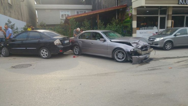 Sakarya’da iki otomobil kafa kafaya çarpıştı