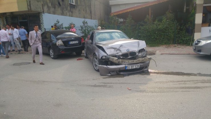 Sakarya’da iki otomobil kafa kafaya çarpıştı