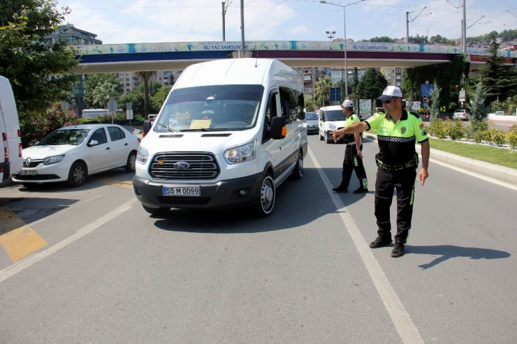 Sivil polis yolcu gibi dolmuşa binip sürücüleri denetledi