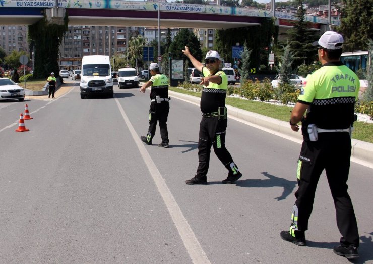 Sivil polis yolcu gibi dolmuşa binip sürücüleri denetledi